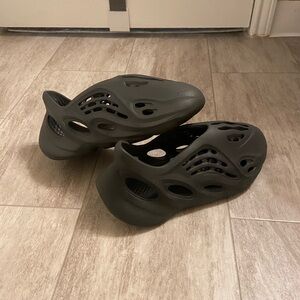 Authentic YEEZY Foam Runners Black ‘Onyx’ Adidas